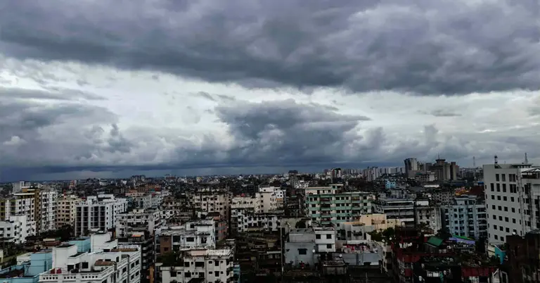 ঢাকার মেঘলা আকাশ